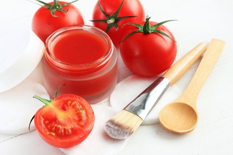 درمان سیاهی دور چشم با گوجه فرنگی