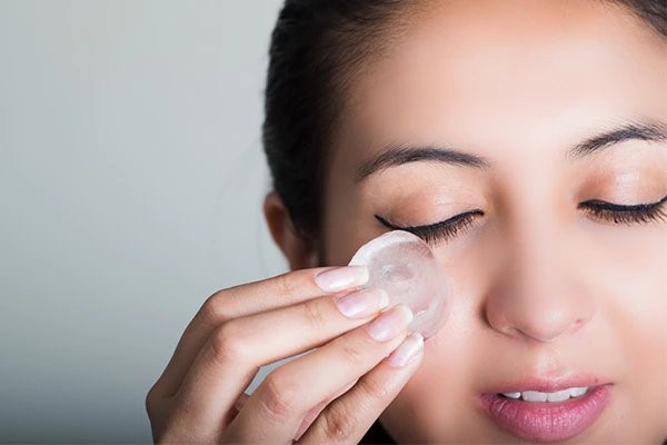 درمان سیاهی دور چشم با یخ
